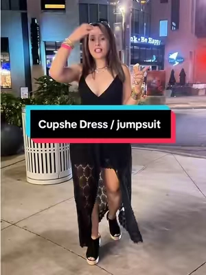 A primera vista parece un vestido elegante… pero en realidad es un jumpsuit. 😍✨ Tiene shorts por debajo para que te sientas cómoda y segura, mientras el diseño de encaje y la caída tipo maxi le dan un look súper femenino y romántico. Perfecto para vacaciones, una boda en la playa, una cena especial o cualquier ocasión donde quieras verte espectacular sin sacrificar comodidad. 💕 #Jumpsuit #SummerStyle #VacationOutfit #WeddingGuestDress