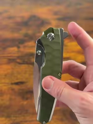 If you’re looking for a budget friendly large folder that doesn’t feel cheap, this one’s worth a look. #edcknife #edc #d2steel #pocketknife #everydaycarry