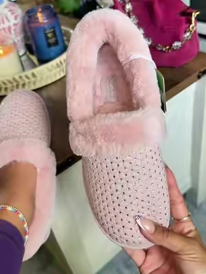 New Skechers slippers ☁️✨🩷#skechers #slippers #cozyslippers #qvcloyaltyprogram #skechersslippers 