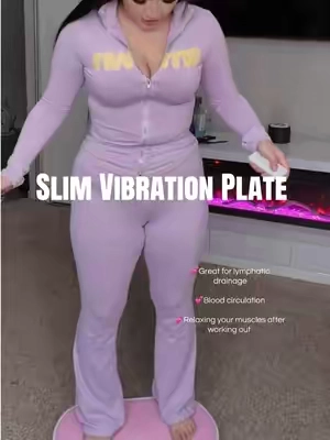 Why haven’t I heard about this sooner? after being on it for 5 minutes my body felt lighter like if I got full body massage 😩  #vibrationplate #vibrationplatetherapy #bloodcirculation #lymphaticdrainage 