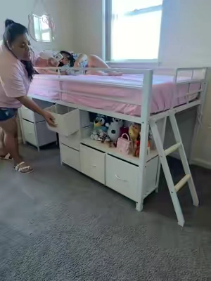 ¿Habitación pequeña? 💡 Esta cama elevada lo cambia todo. Además de ofrecer un lugar cómodo aprovecha el espacio al máximo con cajones y compartimentos para mantener todo en orden. Funcional, moderna y perfecta para transformar cualquier cuarto!#loftbed #kidsroom #momlife #TikTokShopSummerSale #DealsForYouDays 