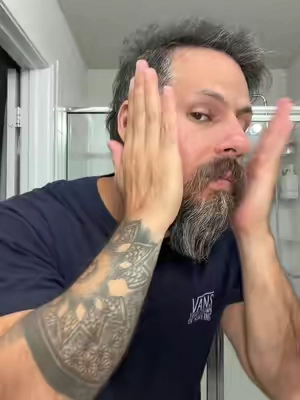 Una barba increíble no es cuestión de suerte, es cuestión de cuidado. Nuestro producto nutre desde la raíz, elimina la resequedad y te da ese acabado suave y controlado que estabas buscando. Sin sensación grasosa, solo el estilo impecable que mereces todos los días. Dale a tu barba el respeto que se merece. #BeardCare #BeardGrooming #MensGrooming #BeardOil #BeardStyle 