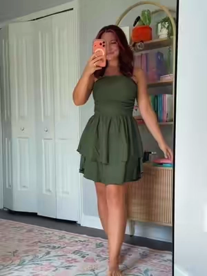 What a good dress to take into fall! 