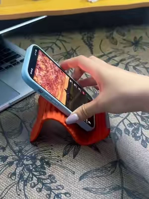 For something this simple. It’s actually pretty useful #phonestand #contentcreator #summerfinds  #techaccessories #phoneholder 