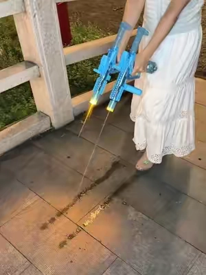 This cool electric water gun can fascinate all children#childrentoys #cool#tiktokshop #electricwatergun #waterguntoy 