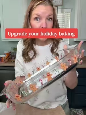 These holiday themes glass casserole dishes are such a good way to upgrade  your holiday baking! #christmasinjuly #casserole #christmasdinner #holidaybaking #christmasbaking 