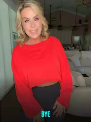 The BEST CROP sweatshir you didn’t know you need. If you love croptop this over sized sweatshirt is a must have. #croptop #croptops #sweatshirt #curvyfashion #activewear @Imily Bela Apparel 