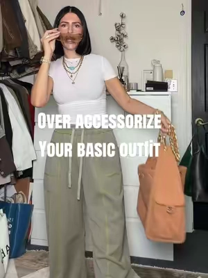 Add some accessories to give your basic outfit some personality 😎 #casualoutfits #loungwear #outfitinspo #accessories 