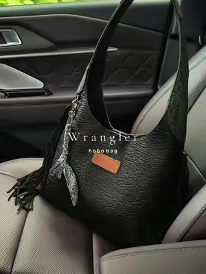 So pretty 🖤 @Vaqueras Outfitters #purse #shoulderbag #hobobag 