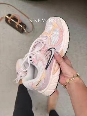 OBSESSED would be an understatement 🍑🤎🎀 @Tillys #nikev5rnr #womenssneakers #v5rnr 
