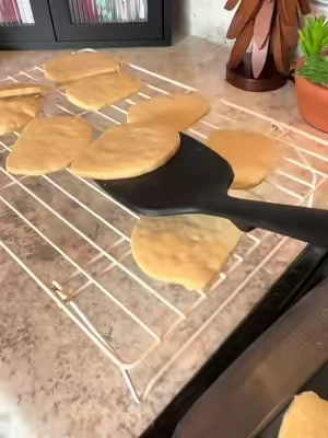 I switched out my plastic spatula turners for silicone #spatula #kitchenutensils #cookingutensils #siliconecookingutensils 