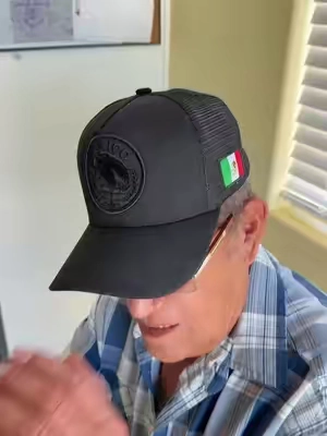 Gorra estilo trucker con malla transpirable y bandera de México bordada, diseño con parche del escudo nacional. Ajustable y ligera, ideal para el día a día, playa o viajes. Disponible en negro, verde, verde grisáceo, caqui y camuflaje. #gorramexico #gorratrucker #modamexicana #tiktokshop #accesorioshombre 