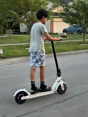 This white scooter is so nice !!@MetroGlide Pro #creatorssightinsights #electricscooter #escooter #escooters #electricscooters 