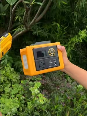 Por el precio y lo versátil que es, es un buen complemento para mi equipo de acampar.#inverter #powerinverter #powerstation #dewalt #battery 