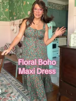 Such a gorgeous summer maxi dress! #maxidress #bohodress #floraldress 
