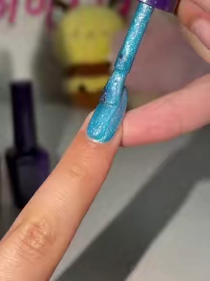 do my nails with me! 💅 @BeetlesGelPolish  #diynails #gelxnails #glitternails #nailtutorial #gelnails 