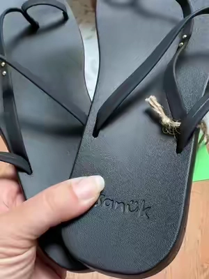 Such a great travel sandal and the two gold dots are such a cute accent #SummerSandals #TravelSandals #WaterproofSandals #sanuk 