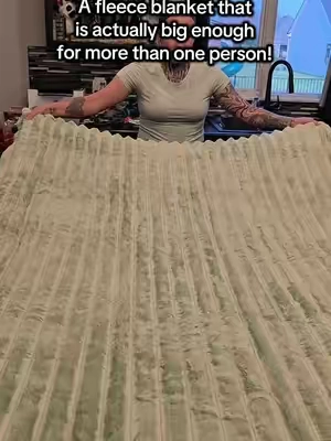 Such a good quality fleece blanket that is actually decently sized!! #fleece #fleeceblanket #fleeceblankets #blankets #blanketlife 