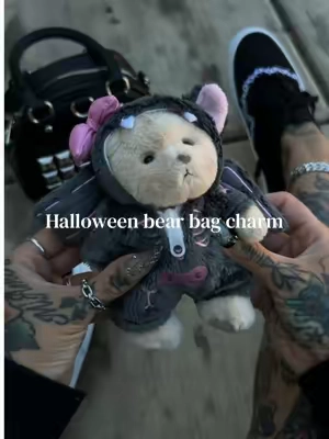 @Getahug.co #halloweenoutfit #falloutfitinspo #altoutfits #altmom #bagcharms 