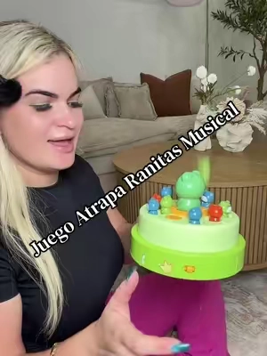 🐸 Un juego súper divertido para compartir en familia. Las ranitas saltan mientras la base gira y los niños tienen que atraparlas rápidamente. Incluye música y dos modos de juego que ayudan a desarrollar la coordinación, la concentración y los reflejos mientras se divierten. Perfecto para regalar y mantenerlos alejados de las pantallas. 🎶💚 📍Disponible en mi carrito de compras. #TikTokShopCreator #JuguetesParaNiños #JuegoFamiliar #RegalosParaNiños #M
