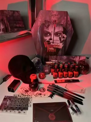 “Vampire Feast” limited edition Halloween box from @BeetlesGelPolish is now available and the gels are hema free* 🧛🏻‍♀️🩸🕷️ #halloweennails2026 #gothnails #nailinspo2026 #diynailsathome #nailkit 