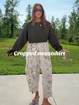 Cutie cropped sweatshirt! Such a good fall basic! 