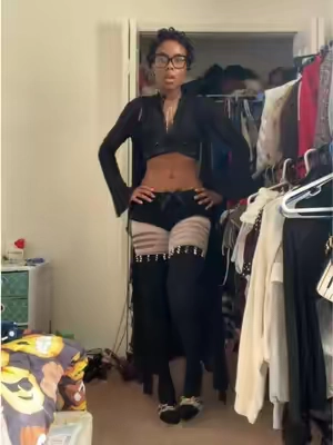 i didn’t know how the cardigan was supposed to be tied but i’m loving the look of it like this😼🖤