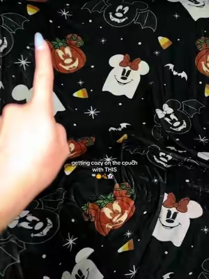 the coziest little addition to my halloween couch 🎃🤎👻#disneyhalloween #disneyhalloweenmerch #mickeyandminnie #mickeymouse #halloweenblanket