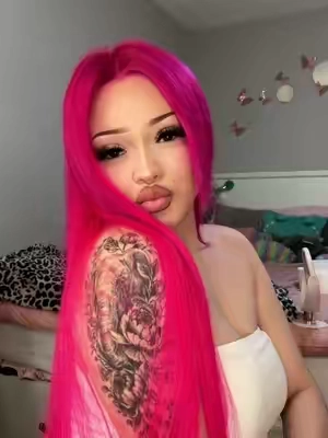 Loving the pink hair 💕💕#tapeinextensions #wennalifehairextensions #wennalifetapein 