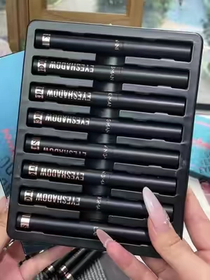 No brush needed! You don't need any eyeshadow skills either! One stroke with this smooth, rich 8-color eyeshadow stick💋❤️👇🏻👇🏻👇🏻#eyemakeup #makeuptutorial #makeup #eyeshadowstick #eyeshadow