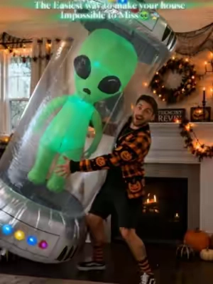 🍨The easiest way to make your house impossible to miss👽 I was NOT ready for how huge this thing is 😳 Everyone stops when they see it in the yard—and my neighbors are definitely going to talk about this 🛸✨#Halloween #halloweenmusthaves #HalloweenVibes #FallDecor #fyp