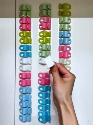 Asmallhangerconnector:justslideitontoahangerandlinkthemtogethertokeepyourclothesorganized. Perfectforsortingoutfits,savings ace,andkeepingeverythingneat.#usefulproducts #organizer #tiktokmademebuyit #clothing #tiktokshop 