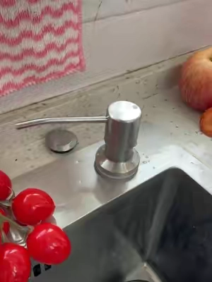 "¡Adiós al desorden en la encimera! Este dispensador de jabón se instala bajo el fregadero y se usa con solo presionar.#dispensadordejabón #utensiliodecocina #limpiezasinesfuerzo #fregaderointeligente #DealsForYouDays   "