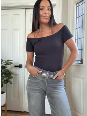 Their latest version of this off the shoulder short sleeve is for sure going from coach to first class. The velvety material. The fit. The color. 🤌🏼🤌🏼🤌🏼 so good. 
