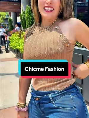De esos tops que hacen que un look sencillo se vea carísimo. 🤍✨ Las rayas clásicas, los botones dorados y el cuello halter le dan un toque elegante que combina perfecto con jeans, pantalones de lino o shorts blancos. Fresco, cómodo y con ese estilo que nunca pasa de moda. 😍 #SummerTop #OldMoneyStyle #tops #ChicFashion