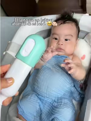 Esta regadera para bebé hace la hora del baño mucho más facil, ayuda a enjuagar con chorros de agua suaves, sin que el jabón le caiga en los ojos y deja a mi bebé limpio y feliz #babyessentials #babymusthaves #newbornbaby #fridababy #newborn 