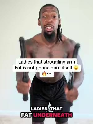 That underarm fat is not gonna burn itself ladies 👀🔥‼️ #armworkout #workoutathome #athomeworkout #battleropes 