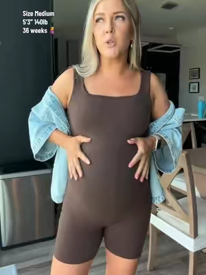Pregnancy uniform! #momanda #pregnancyoutfit #romper #maternityfashion #maternityromper 