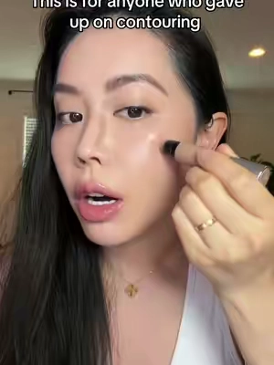 For anyone who’s given up on contouring, try this contour stick from Haus Labs. It’s so creamy and blends seamlessly into the skin. The cool-toned shade gives you natural-looking definition without looking orange, and the slim shape makes it super easy to control and apply. @Haus Labs #contouring #contourstick #contourhack #contourtutorial 