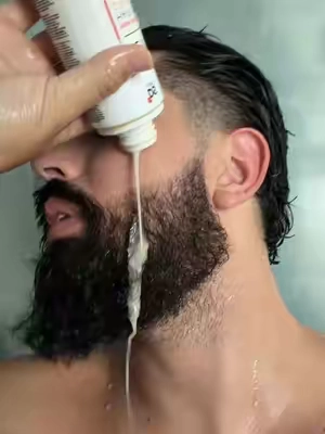 El acondicionador su función principal es hidratar y nutrir, un tip que pueden a hacer además de colocarlo en el cabello coloquen un poquito en la barba y van a notar una hidratación mejor y más si se lavan la barba luego es importante hidratarla para que no quede reseca  #barba #hairconditioner #beardcare #beardcaretips 