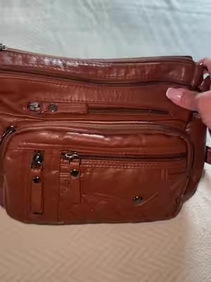 #functionalpurse #ceossbodybag #multiplecompartment #softleather #everydaybag 