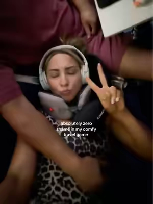 😴✌️ #neckpillow #travelhack #comfy 