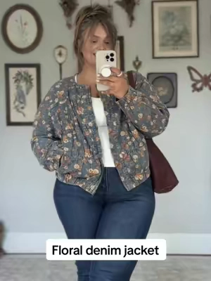Are you kidding meee?! This is THE CUTEST denim jacket I’ve ever seen. #denimjacket #plussizefashion #curvyfashion #midsizefashion #falloutfits 