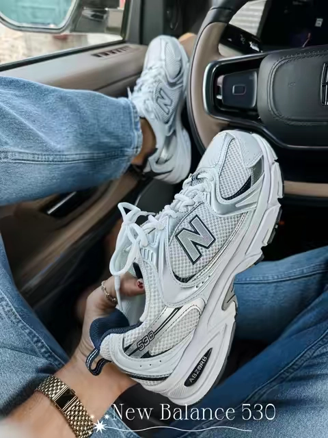 🤍 NEW BALANCE 530 🤍 I totally get the hype now. These have that sporty, throw-on-and-go look that somehow goes with literally everything. Jeans, leggings, airport outfits, errands… they’ve already earned a spot in my everyday rotation. What I love: ✨ lightweight feel ✨ breathable mesh upper ✨ cushioned midsole that feels great for all-day wear ✨ the silver details They’re one of those sneakers that make an outfit look effortless without even trying. If you’ve been looking for a comfortable everyday sneaker that still gives that trendy retro vibe… these are definitely worth checking out. 🤍