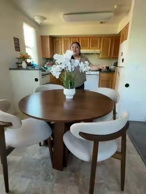 Dale un toque elegante a tu comedor con esta mesa redonda expandible. Su diseño moderno se adapta a espacios pequeños y, cuando recibes visitas, se extiende fácilmente para que todos tengan un lugar!#diningtable #homedecor #mesa #SummerVibes #TikTokShopSummerSale 