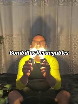 Bombillos Recargables ideales para Cuba, se cargan con su propio panel solar y también tienen un puerto para cargase a la corriente. Completamente plásticos y bien ligeros. #bombillorecargable #bombillosrecargables 