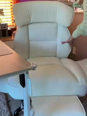 Sitting at your desk for hours doesn’t have to be painful. 🤍 This cross-leg office chair has become my favorite work upgrade. It’s incredibly cushioned, lets me sit comfortably in multiple positions, and actually makes long workdays so much easier. #officechair #crossleggedchair #officefurniture #workfromhome #officedecor 