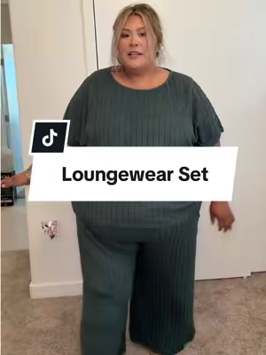 24w, 5’2”. Wearing a 4XL