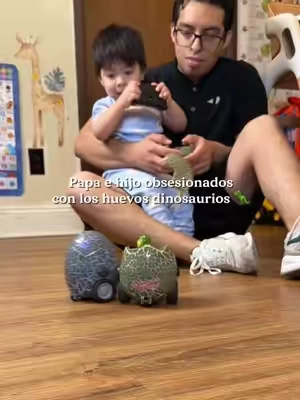 Papá e hijo se divierten muchísimo con estos huevos de dinosaurio, aunque a mi hijo no le gusta perder 🤣 #kidstoys #toyforkids #kidstoys #dinoegg #dinosaurs 
