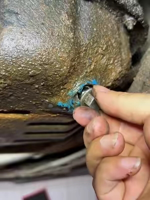 Guía para cambiar el aceite tú mismo 🔧🚗 ¡Deja de quemarte las manos al cambiar el aceite! 🛑😭 ¡La herramienta magnética que todo mecánico de cochera necesita! 🧲🔥 ¡No más tornillos caídos en el aceite sucio! ❌🤢 Cómo cambiar el aceite de tu auto como un profesional y sin hacer un desastre ✨👨#CambioDeAceite 🔧 ‍🔧  #tooltok #tiktokshop #DIYCarMod #AutoMaintenance 